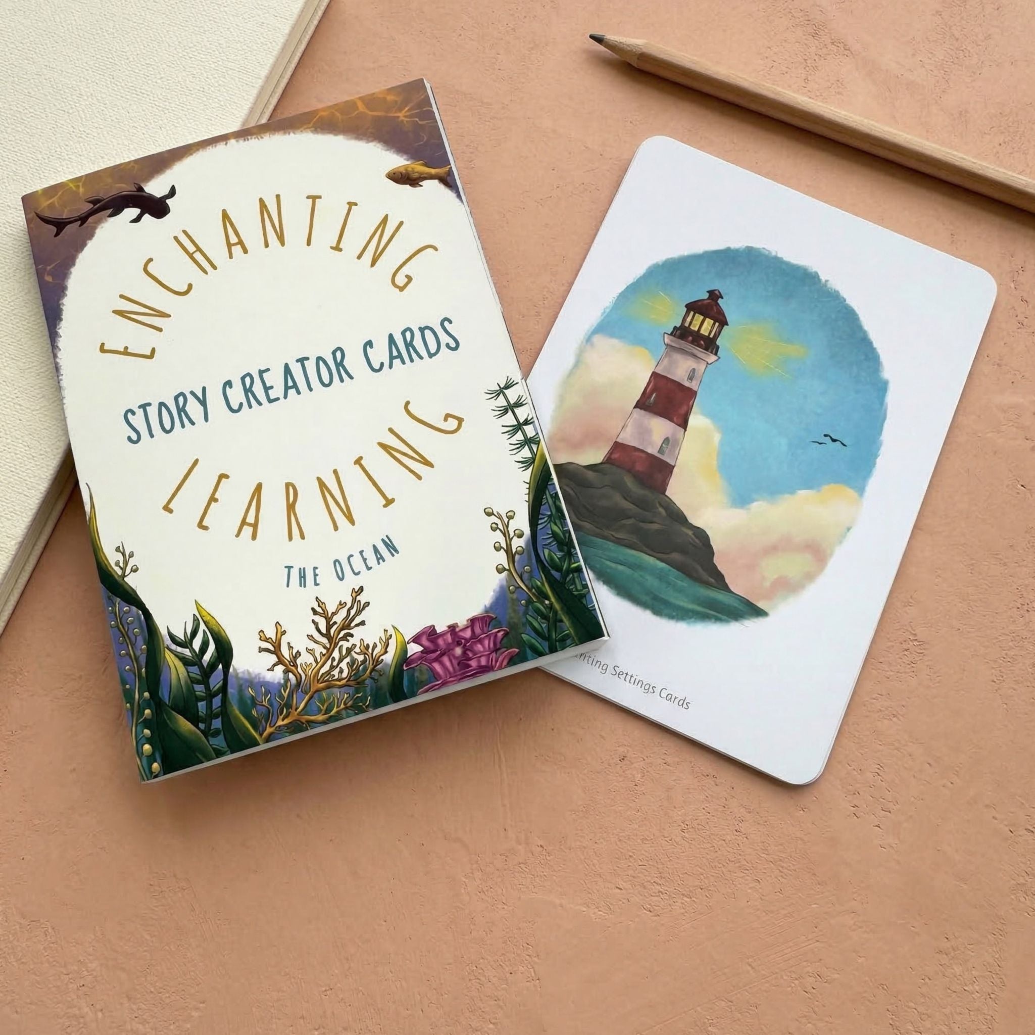 Cards for writing with packaging with a lighthouse illustration on a beige surface and a card with a lighthouse picture on.